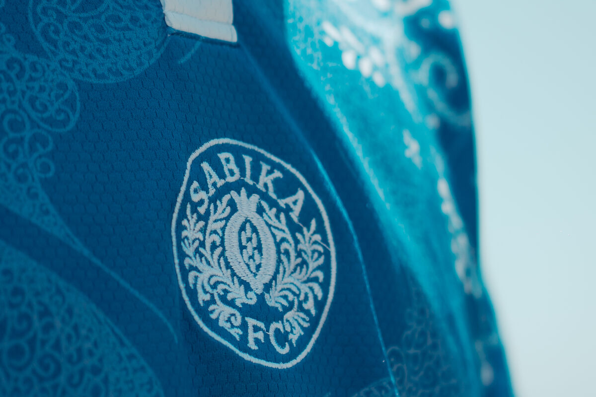 Camiseta personalizada con escudo bordado